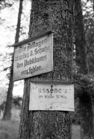 Tennenbach: Schild: Zum Massengrab