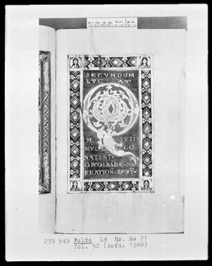 Evangeliar der Judith von Flandern — Initialzierseite mit Initiale Q(uoniam quidem), Folio 52recto