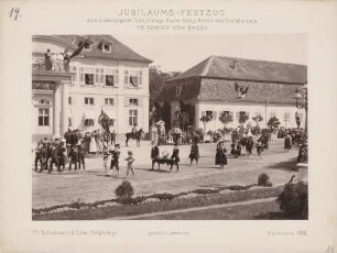 Kostümierte zu Fuß beim Jubiläums-Festzug zum 70. Geburtstag des Großherzogs Friedrich I. von Baden vor dem Karlsruher Schloss