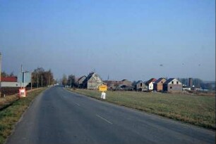Blick auf den Ortseingang von der alten Langensalzaer Straße; neue Wohnhäuser