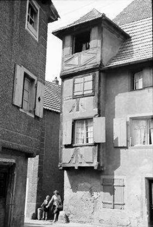 Rouffach: Gasse mit aufgebautem Erker