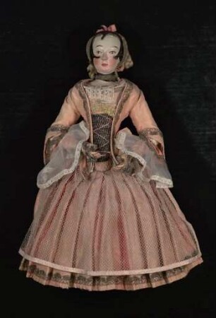 Holzpuppe im rosaroten Seidenkleid