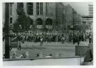 Demonstranten am Potsdamer Platz beobachten die sowjetischen Panzer