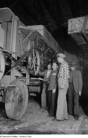 Einweisung in die Technik einer landwirtschaftlichen Maschine
