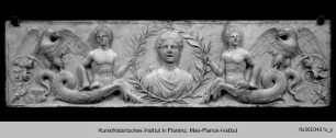 Camerino di alabastro : Ornamentrelief mit weiblicher Büste im Lorbeerkranz