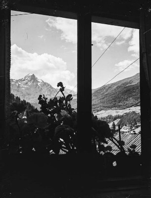 Fenster : Blick durch ein Fenster in Richtung der Berge.
