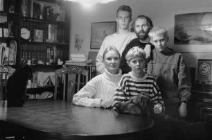 Familie R. (Goldschmiedemeisterin, Schornsteinfeger) mit Haustieren am Eßtisch