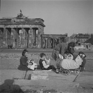 Berlin-Tiergarten. Spielende Kinder am Brandenburger Tor