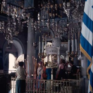 Tinos (Stadt), K1. Kirche der Panagía Evangelistria. Tabernakel der Wunder-Ikone. Darüber Votivlampen der Wallfahrer