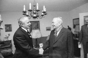 Freiburg: Wohnung Littenweiler; Regierungspräsident Person überreicht Bundesverdienstkreuz für Prof. Dr. Friedrich Walter Meyer, Freiburg