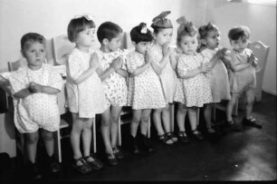 Bukarest: Institut für Ausbildung von Fürsorgeschwestern, Kindergruppe beim Beten