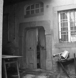 Obergurig, Schulstraße 4. Alte Schmiede (ehemalige Waffenschmiede?; 1600). Haustür, Fenster (EG) und Hausfenster (Zwischenetage)
