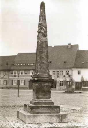 Wittichenau, Marktplatz, Distanzsäule