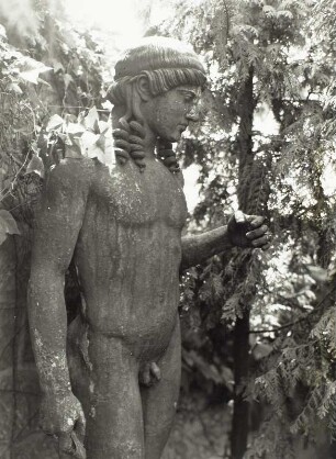 Statue eines Apoll (vielleicht dem "Kasseler Apoll" (um 460 v. Chr.) nachempfunden) in einem Garten (vielleicht in Dresden)