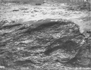 Brandung : Die Einlaufenden Wellen brechen sich an den Felsen am Strand.