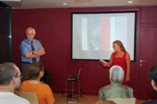 Vorstellung SLUB-Lexikon im KulturHaus Loschwitz : Vorstellung der Publikation "Das ABC der SLUB. Lexikon der Sächsischen Landesbibliothek – Staats- und Universitätsbibliothek Dresden" aus Anlass des 450. Gründungsjubiläums im Auftrag der Gesellschaft der Freunde und Förderer der SLUB Dresden e.V. im KulturHaus Loschwitz am 18. September 2006 durch Generaldirektor Prof. Dr. Thomas Bürger. Rechts Susanne Dagen, Inhaberin vom BuchHaus Loschwitz
