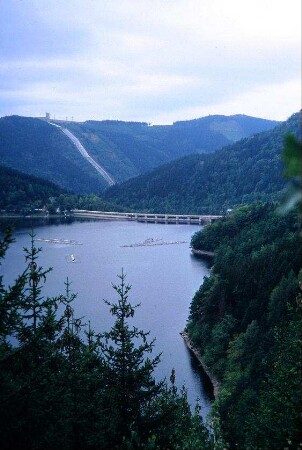 Hohenwartestausee mit Staumauer, Fährschiffe auf dem Wasser