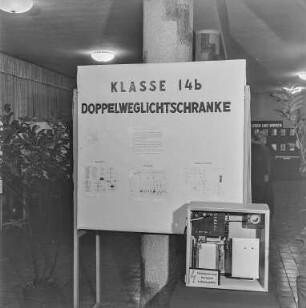 Ausstellungstafeln und Modelle