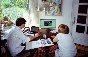 Atelier der Künstlerin Heilwig Duwe-Ploog: Bildbearbeitung mit Grafiker Michel Magens für Katalog "Harald Duwe. Graue Wand und andere Realitäten" am 5. Juli 2010