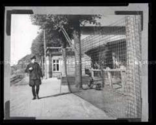 Exodus-Reportage, Bahnhof Kücknitz bei Lübeck. Blick auf die Absperrungen