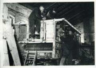Reparatur eines Dreschkastens in der MAS Angermünde