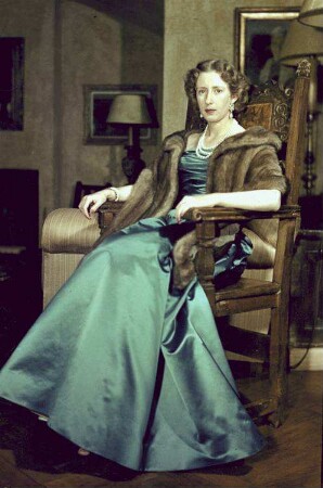 St. Moritz: Prinzessin Ileana von Hohenzollern im blauen Abendkleid, sitzend