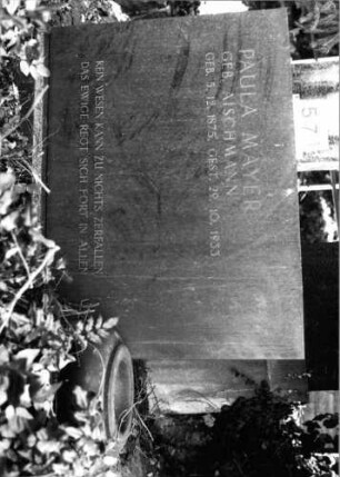 Grabstein 571 (Index: 100092074) Material: Granit Zustand: gut Maße HxBxT: 102x160x55 cm Beschreibung: breite aufgesockelte Stele Besonderheit: deutscher Spruch: Grabstein 571