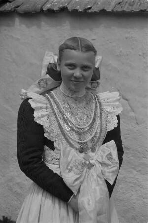 Mädchen als Brautjungfern in sorbischer katholischer Tracht. : Družki na kwasu w čornym pjezlu.