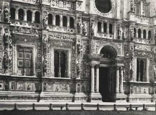 Von 1396 bis 1549 erbaute Klosteranlage. Unterer Teil der Fassade der Klosterkirche Madonna delle Grazie
