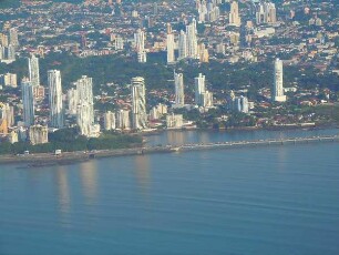 Panama-City aus der Luft : Aufgenommen währen des Landeanfluges einer kleinen Propellermaschine über Panama-City am 14. Septenber 2011