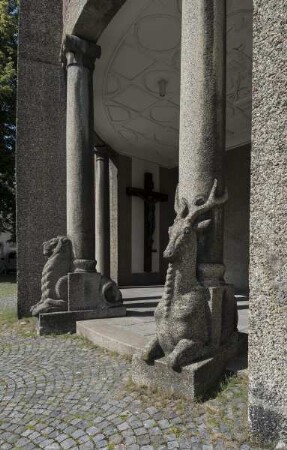 Der württembergische Hirsch und der staufische Löwe den Westeingang der Ulmer Pauluskirche flankierend