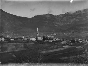 Kaltern : Blick von einer Anhöhe auf Kaltern. Im Zentrum der Siedlung die Pfarrkirche Maria Himmelfahrt.