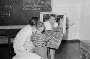Lehrer und Schüler beim Unterricht in der Gehörlosen-Schule Güstrow : Unterrichtsszenen, Stadtansichten von Güstrow, Landschaft und Schloss