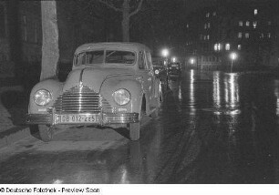 Vorderansicht eines parkenden BMW 340 bei Nacht