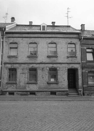 Schöneck, Hauptstraße 56. Wohnhaus (1880/1900). Straßenfront