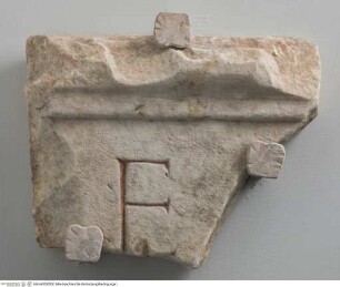 Tafelfragment mit Inschrift