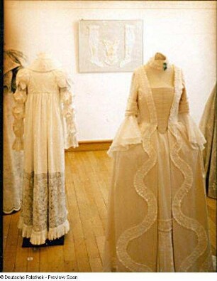 Damenkleid im Stil des Rokoko : Damenkleid im Empire-Stil (2002/2003; M. Runge) und Damenkleid im Stil des Rokoko (2002/2003; M. Bächthold)