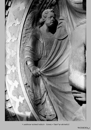 Reliefs am Portalgiebel - Portalgiebel