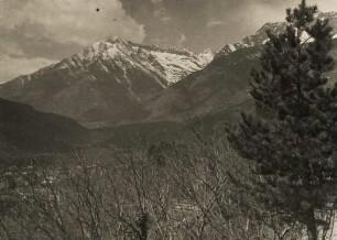 Italien. Südtirol. Meran. Frühling im Tal. Im Hintergrund Gipfel der Texelgruppe