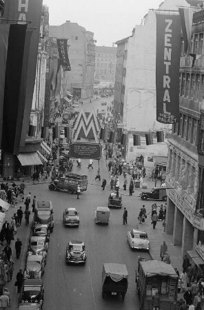 Blick auf die Grimmaische Straße während der Leipziger Herbstmesse 1955