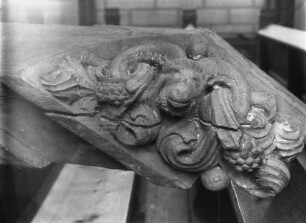 Konsole von der ehemaligen Empore der Stadtpfarrkirche mit Widderkopf