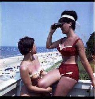 Zwei junge Frauen am Ostsee-Strand