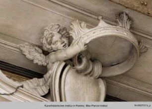 Putti mit Krone und Kartusche