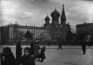 Charkow [Ukraine]: Platz und Kirche, Vordergrund Anlage