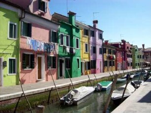 Burano: Impression Burano, Kanal mit bunten Hausfassaden