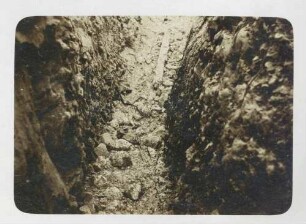 Foto von Artillerietreffern in einem feindlichen Graben
