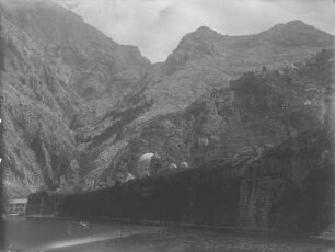 Promenade : Uferbefestigung am Ufer der Bucht von Kotor