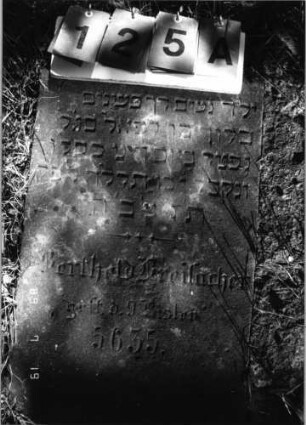 Grabstein 125 (Index: 99796449) Material: Sandstein Zustand: gut Maße HxBxT: 0x0x0 cm Beschreibung: Stele, Konvexbogenabschluß Symbolik: Blüte: Grabstein 125A