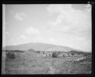 Teotihuacán (Mexiko): Mondpyramide, links daneben eine kleinere Pyramide ("beide Pyramiden") (Distanzaufnahme)