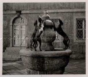 München, Bildhauer Professor Bernhard Bleeker, Brunnen in einem Hof